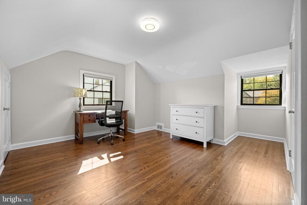 421 PARKVIEW DRIVE