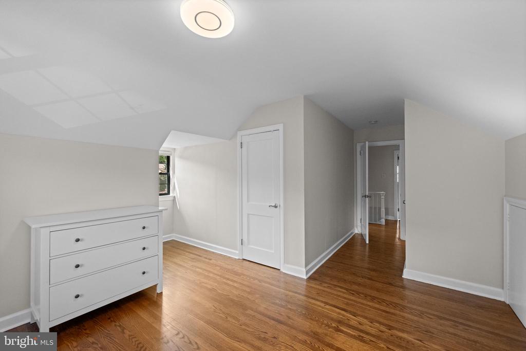 421 PARKVIEW DRIVE