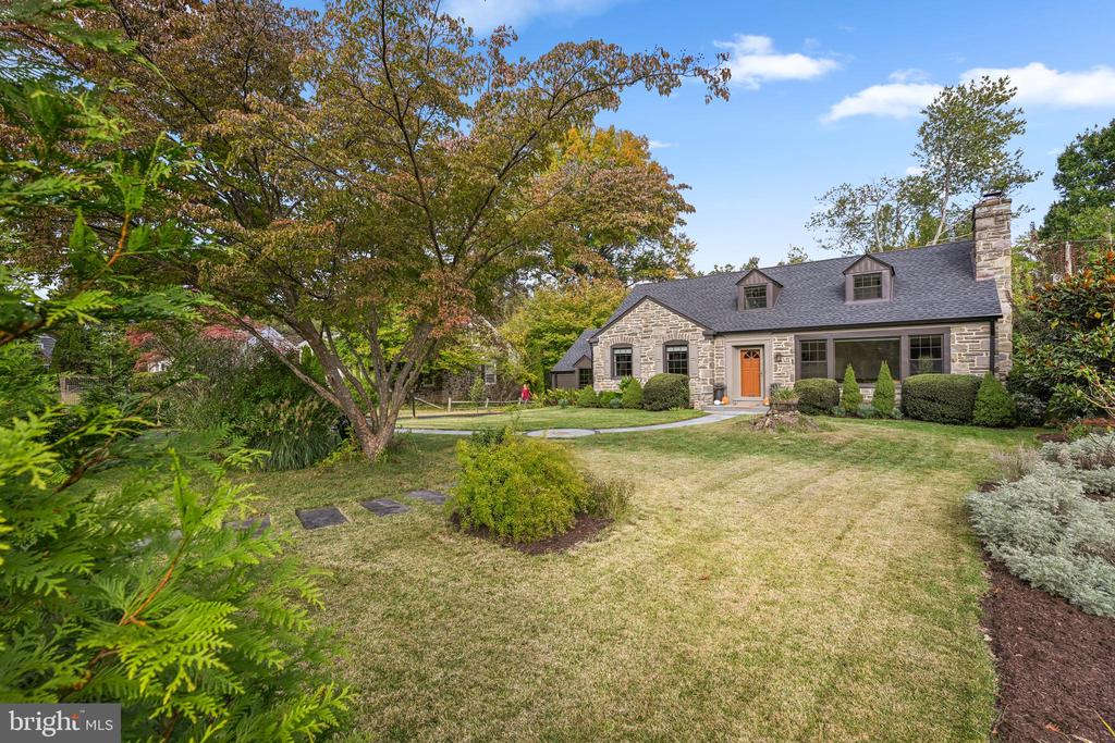421 PARKVIEW DRIVE