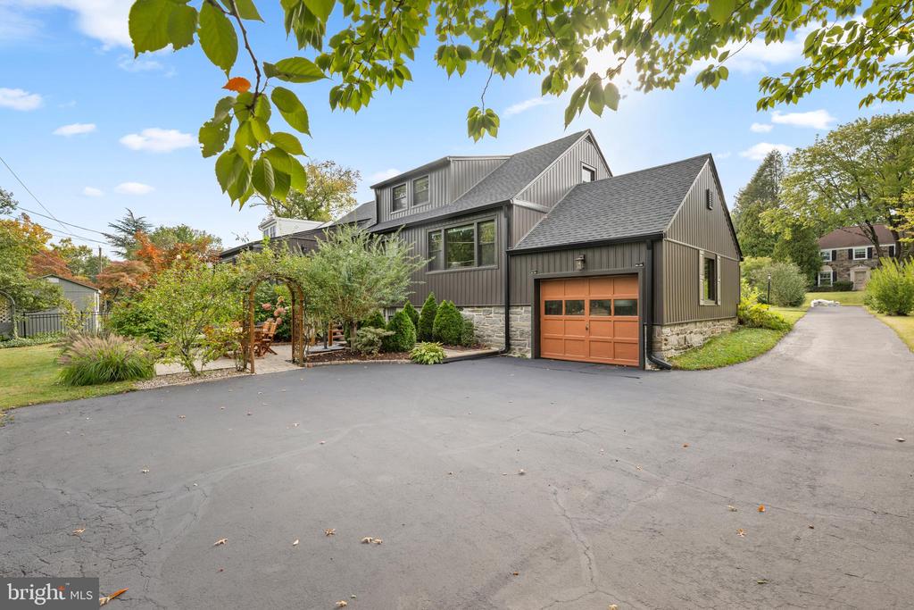 421 PARKVIEW DRIVE