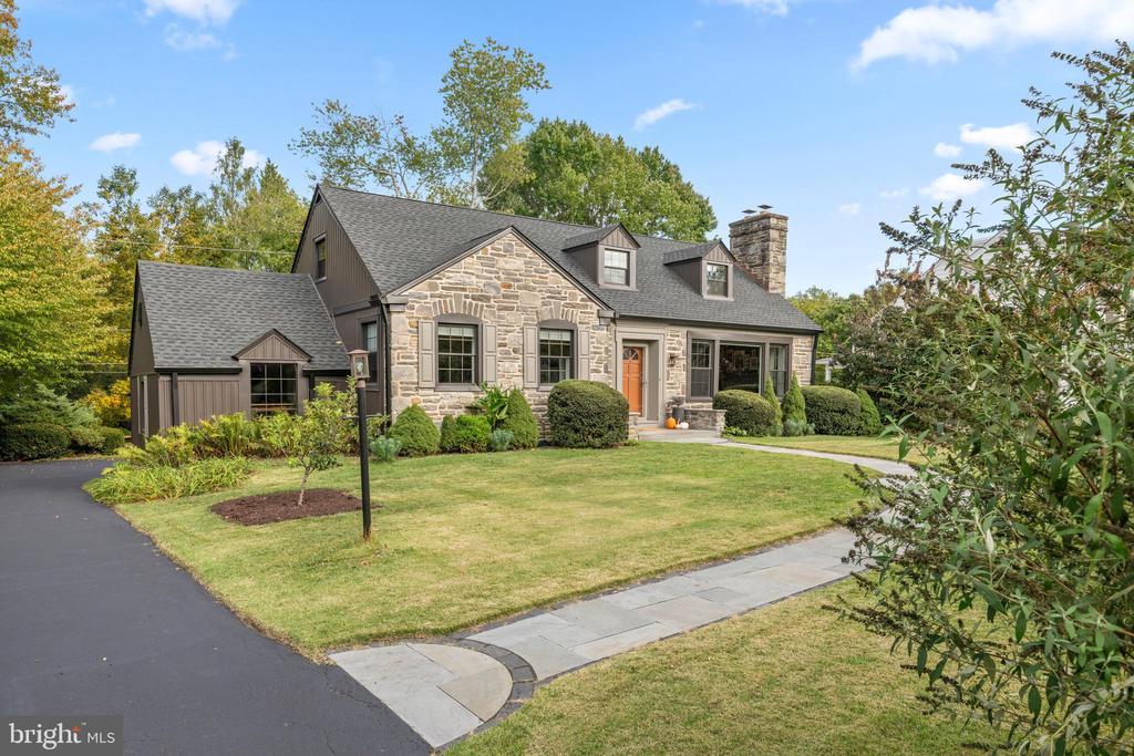 421 PARKVIEW DRIVE