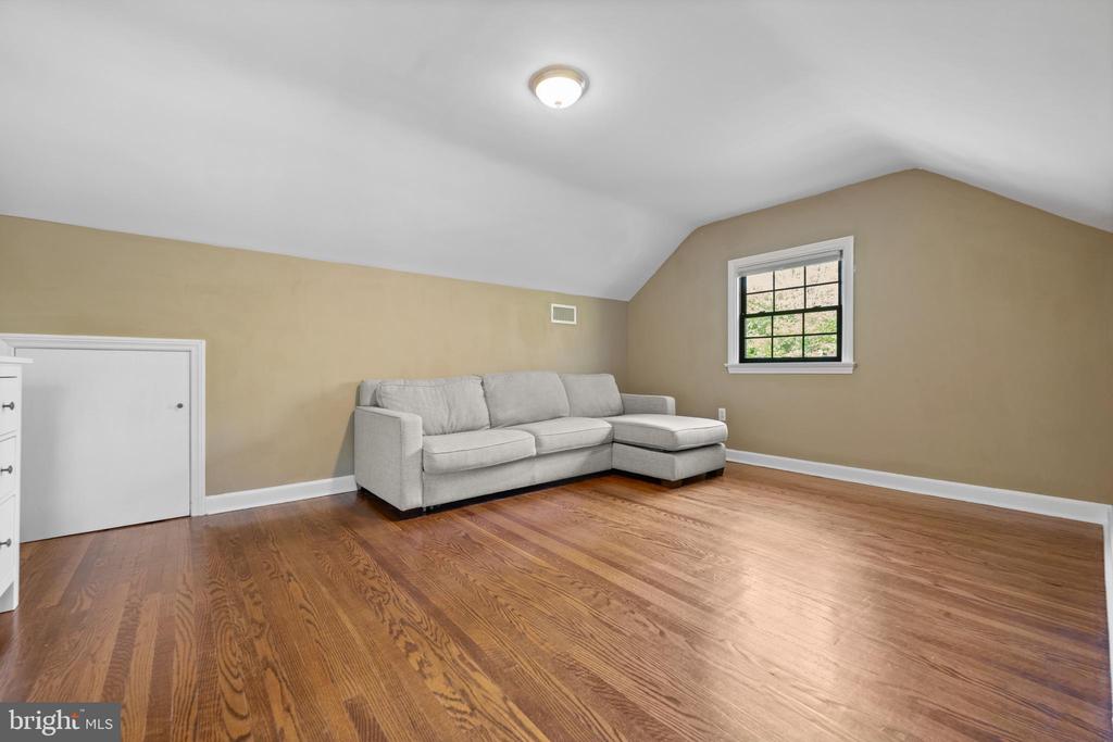 421 PARKVIEW DRIVE