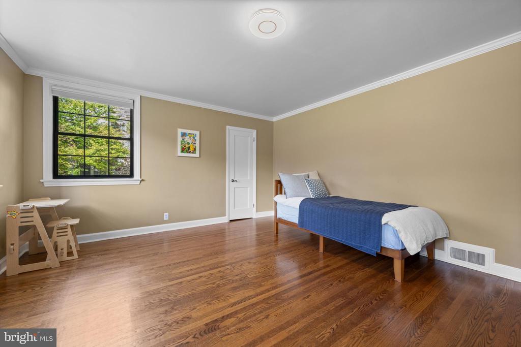 421 PARKVIEW DRIVE