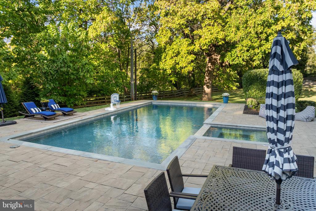 1141 LAFAYETTE ROAD