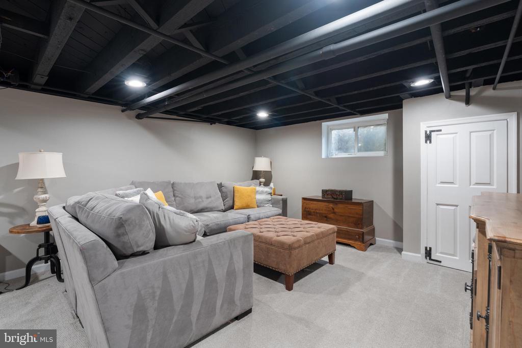 1141 LAFAYETTE ROAD
