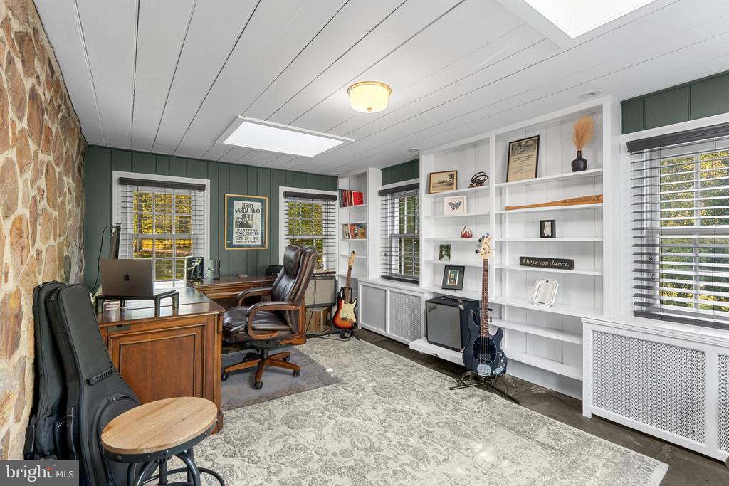 1141 LAFAYETTE ROAD