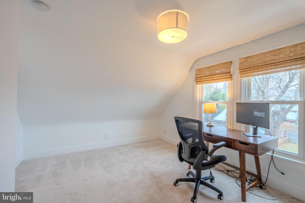 315 W SPRING AVENUE