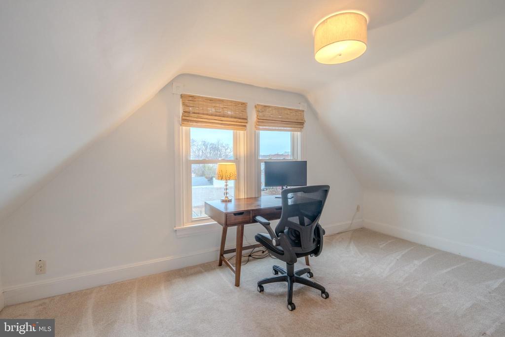 315 W SPRING AVENUE