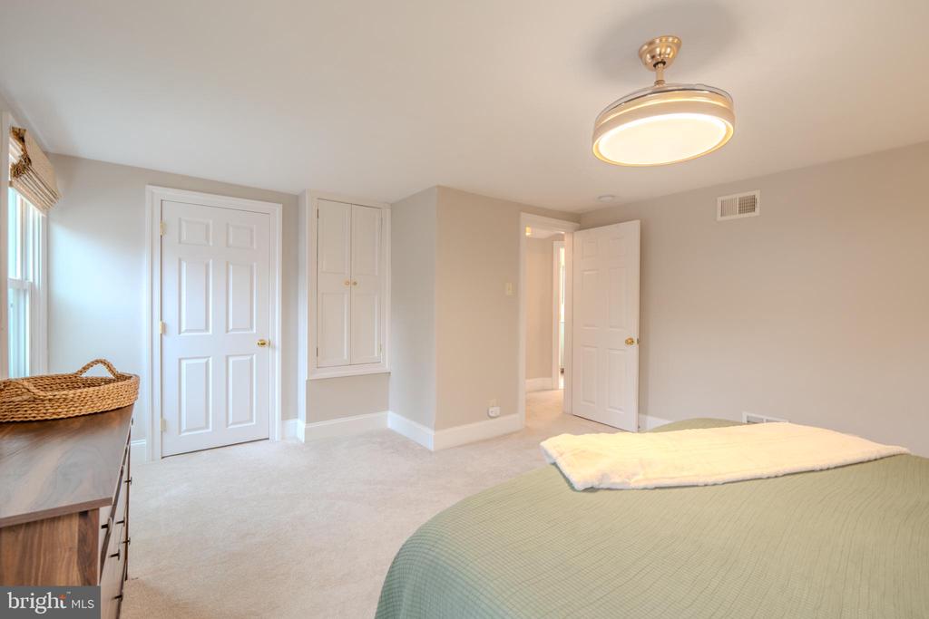 315 W SPRING AVENUE