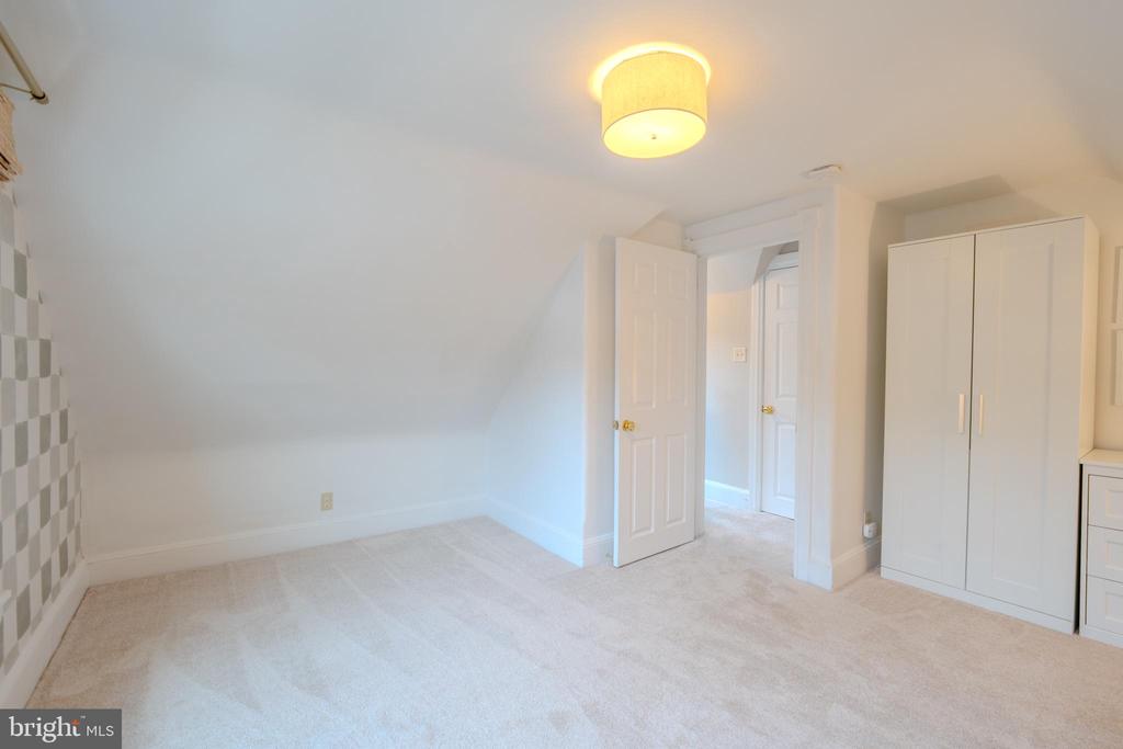 315 W SPRING AVENUE