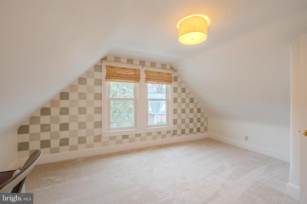 315 W SPRING AVENUE