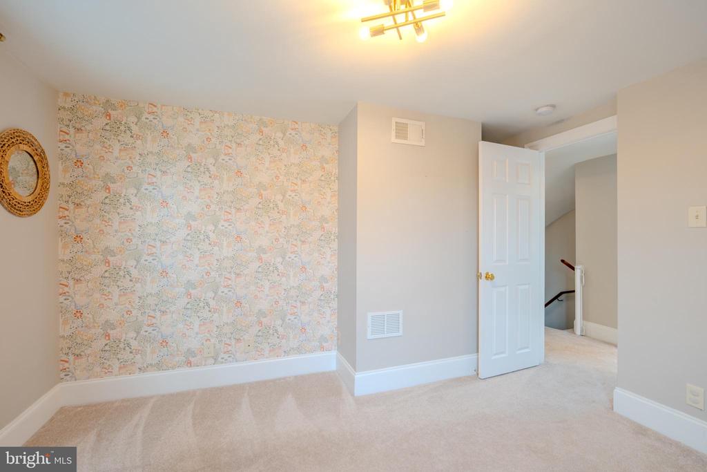 315 W SPRING AVENUE