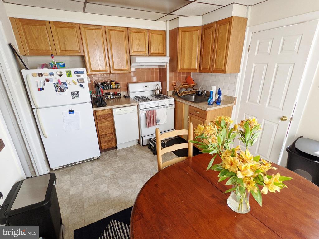 728 W RAILROAD AVENUE
