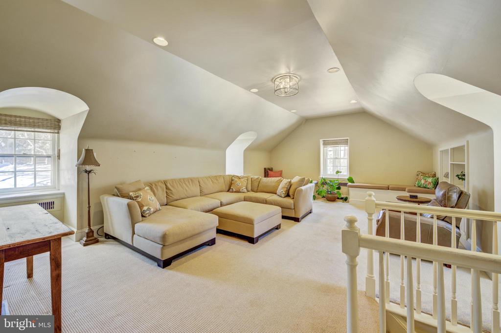 435 GARDEN LANE