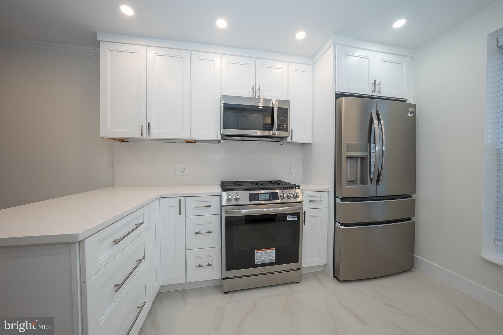 1740 OAKWOOD TERRACE 14-E