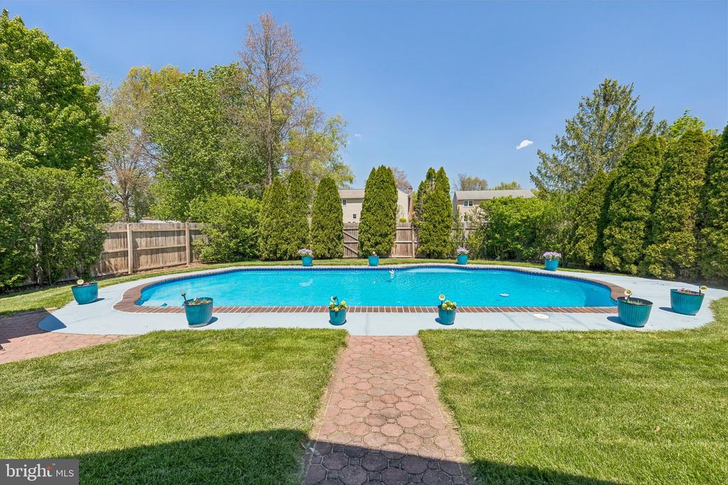 1375 DOWNING DRIVE