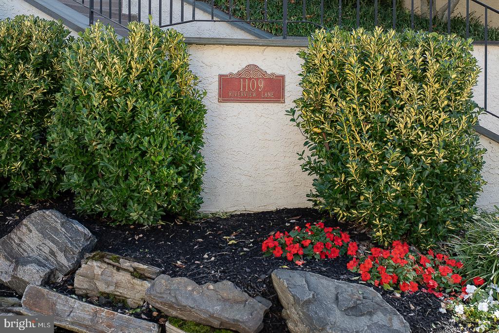 1109 RIVERVIEW LANE