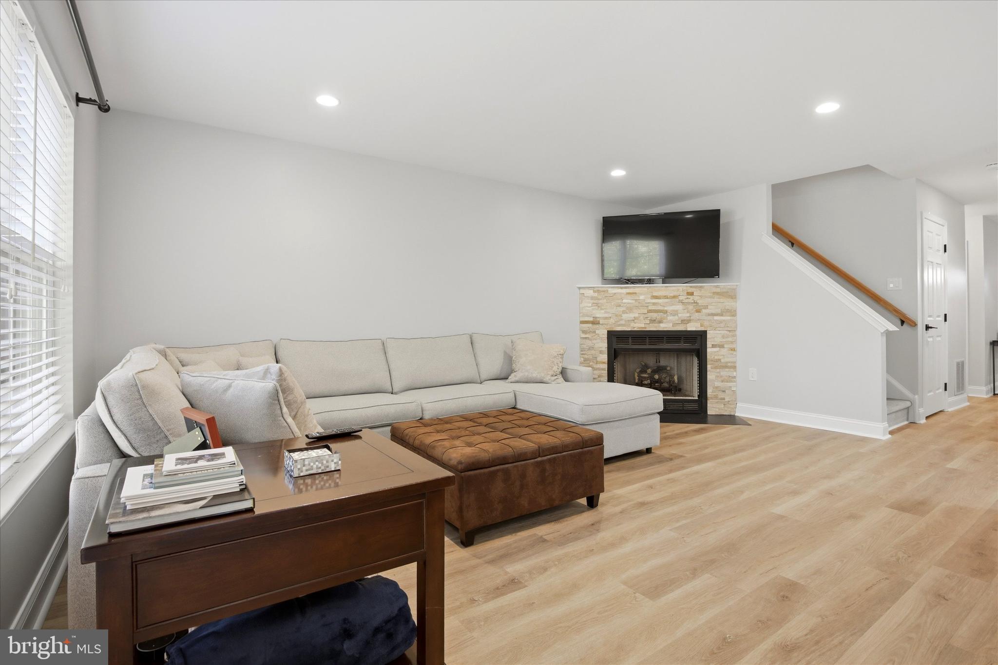 325 GREEN VIEW COURT