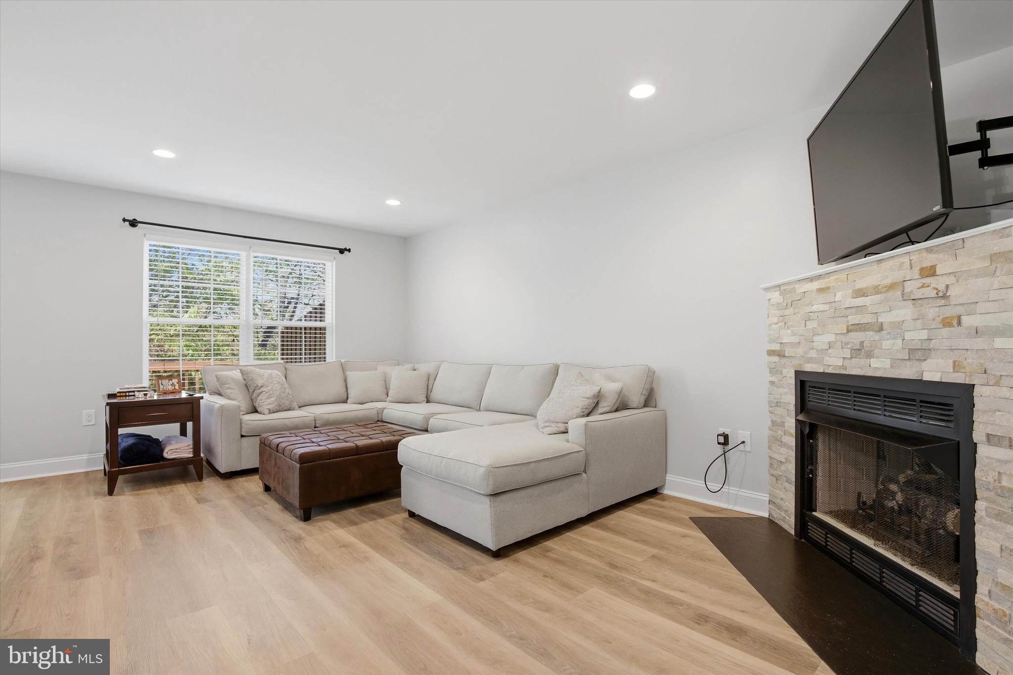 325 GREEN VIEW COURT
