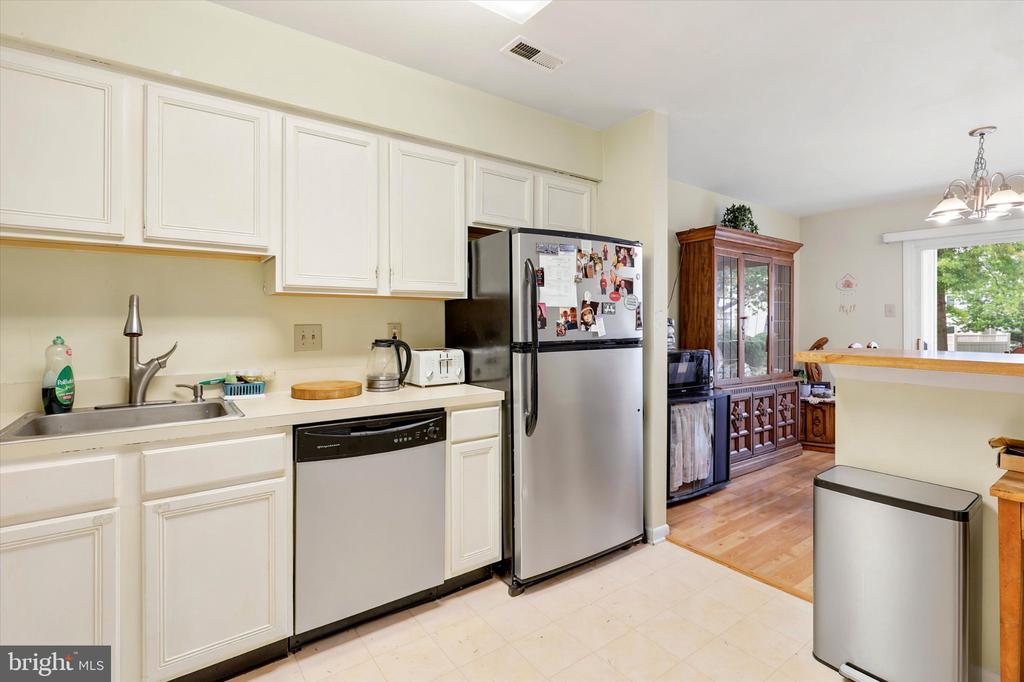 302 COLETTES COURT