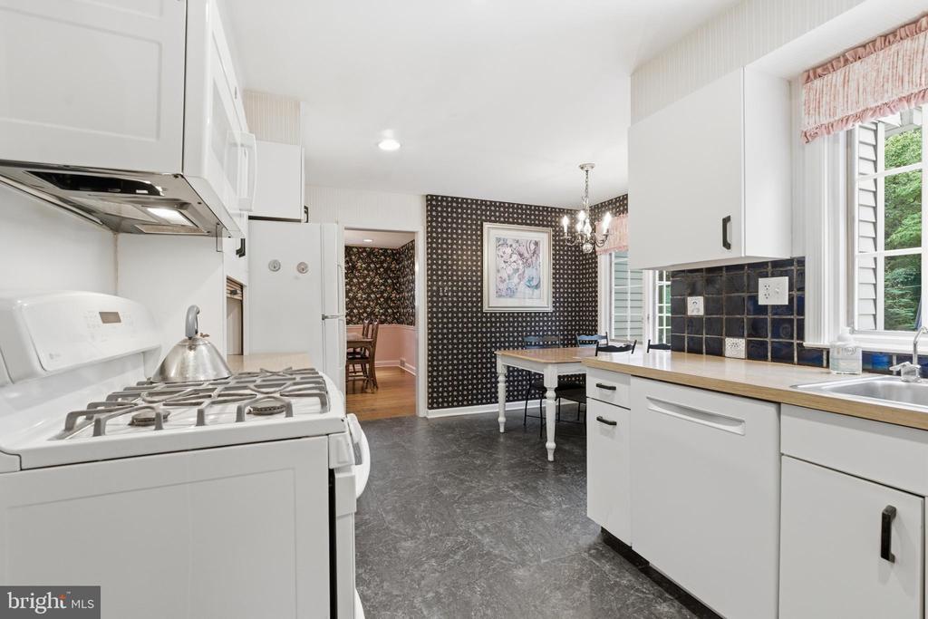 510 TWIN OAKS DRIVE