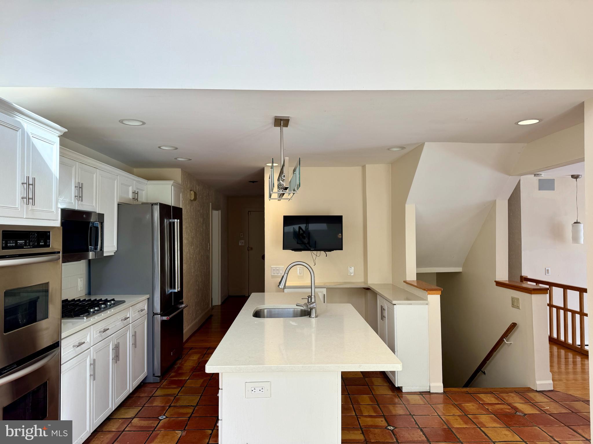 8233 FAIRVIEW ROAD