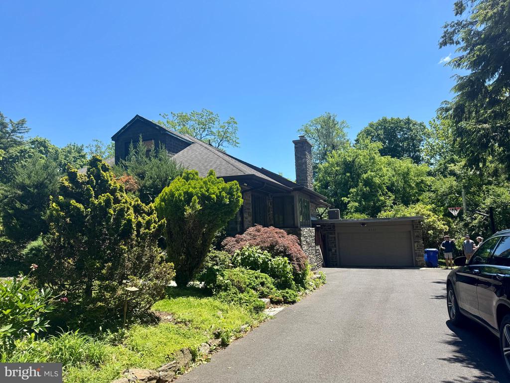 8233 FAIRVIEW ROAD