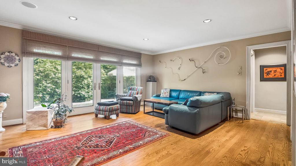 801 N WOODBINE AVENUE