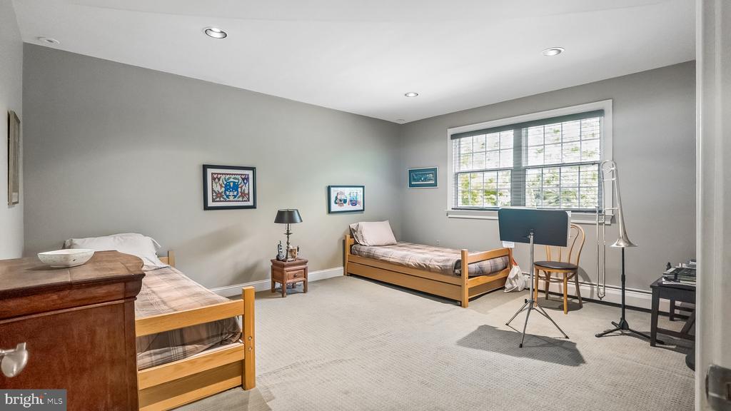 801 N WOODBINE AVENUE