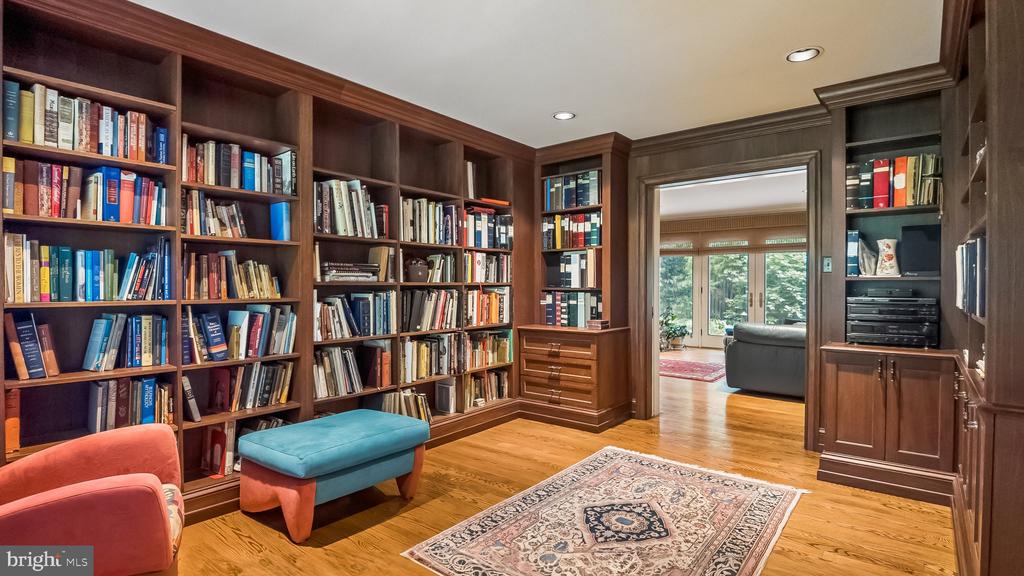 801 N WOODBINE AVENUE