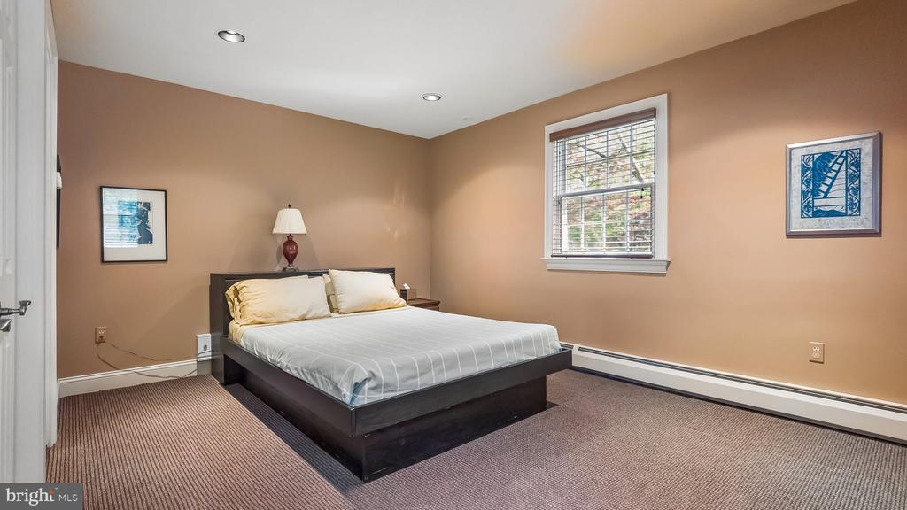 801 N WOODBINE AVENUE