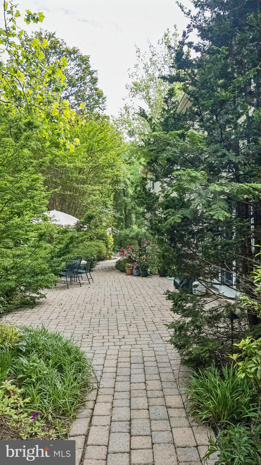 801 N WOODBINE AVENUE