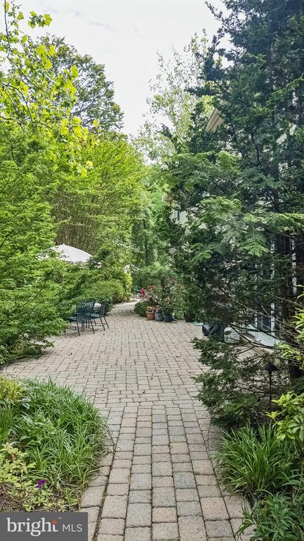 801 N WOODBINE AVENUE