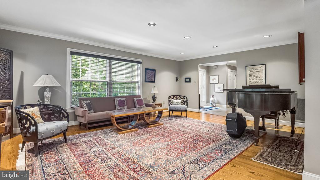 801 N WOODBINE AVENUE