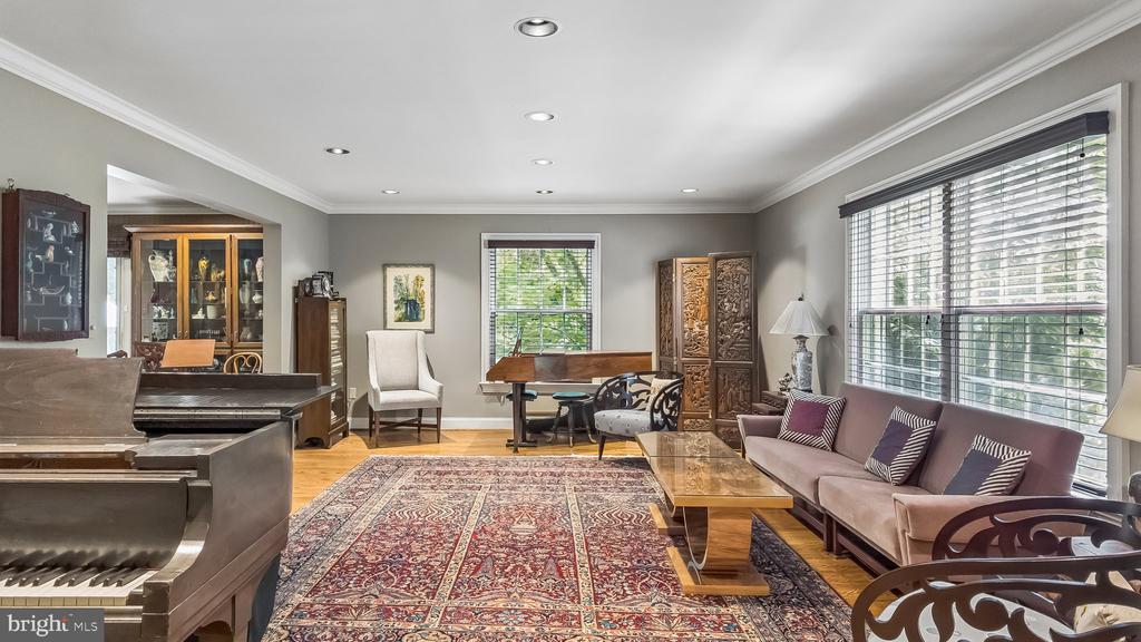 801 N WOODBINE AVENUE