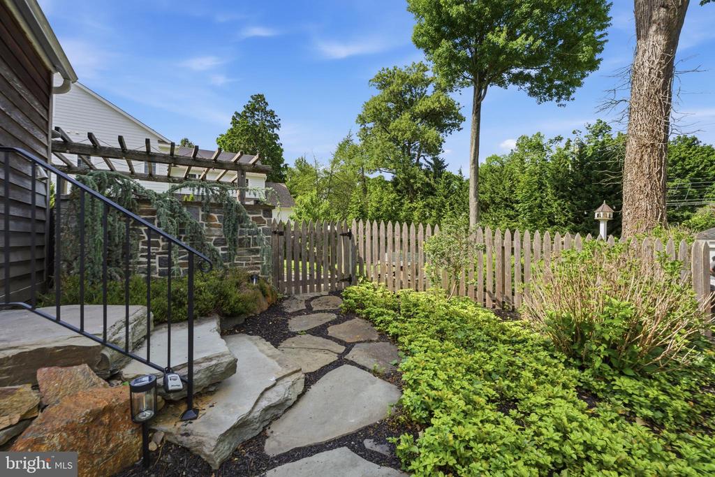 1427 ORCHARD WAY