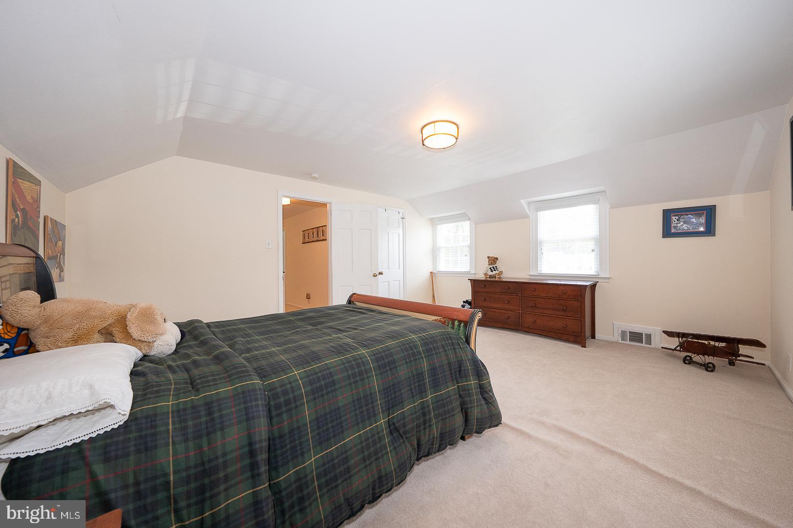 1130 N WOODBINE AVENUE