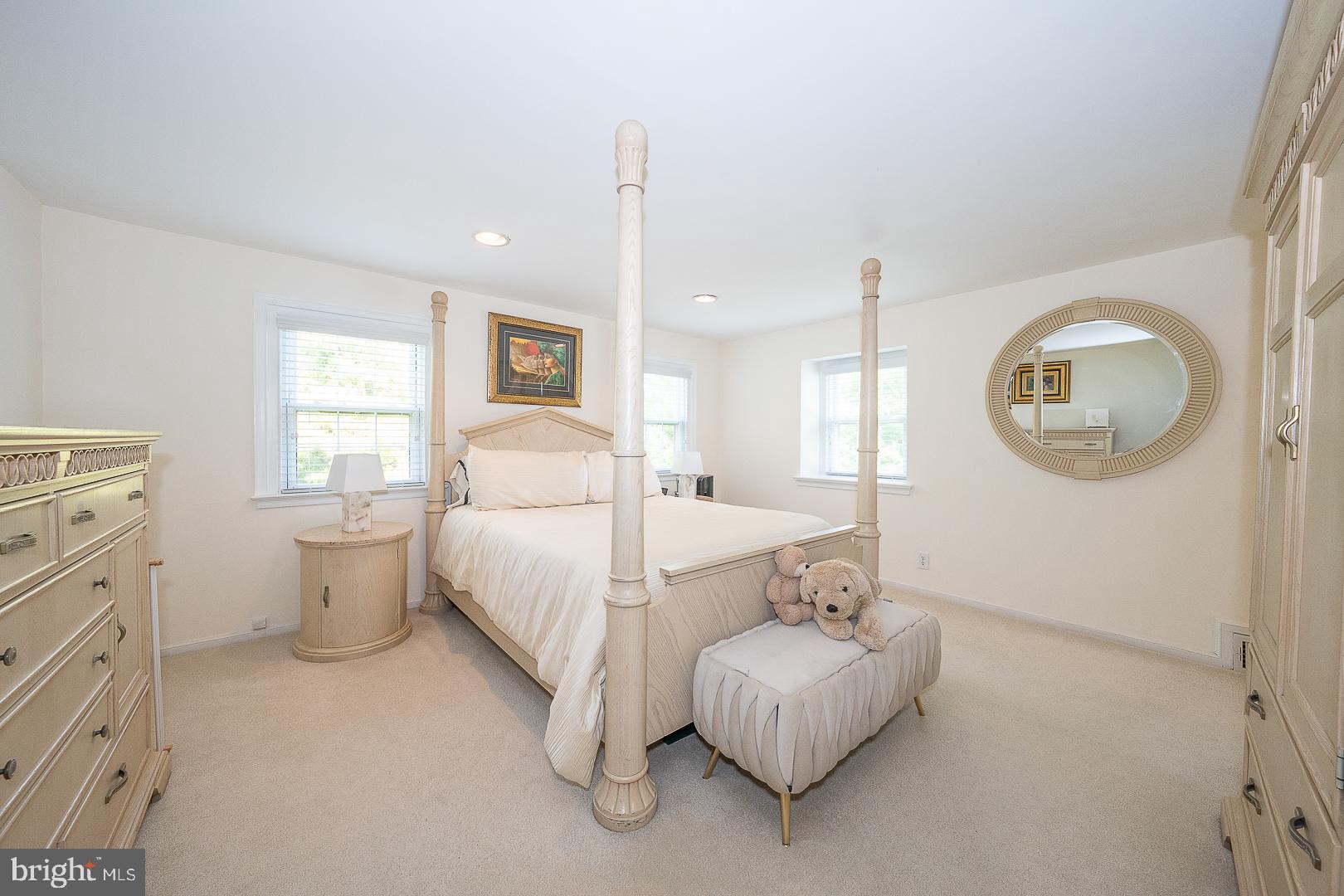 1130 N WOODBINE AVENUE