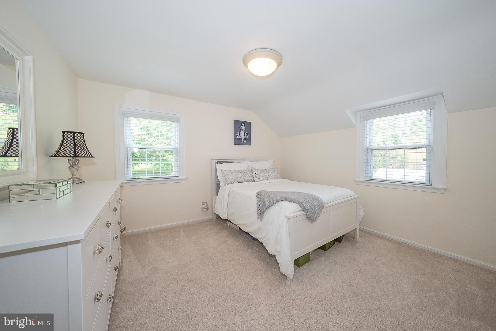 1130 N WOODBINE AVENUE