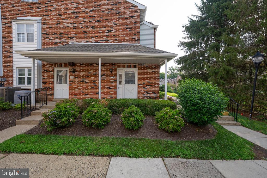 210 GLEN LANE