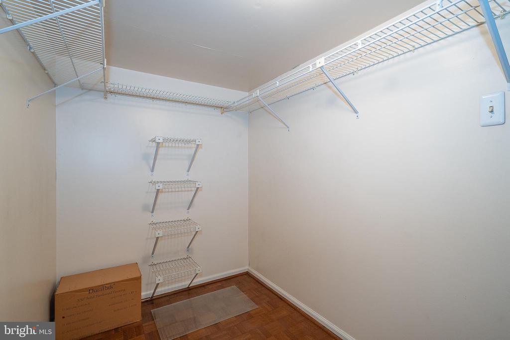 210 GLEN LANE