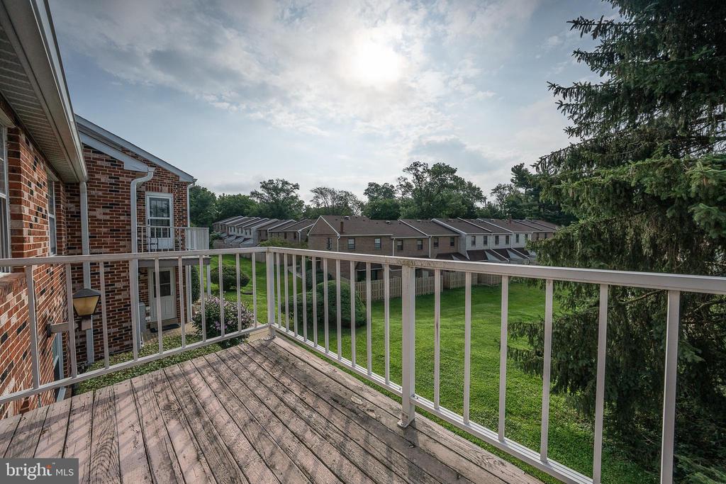 210 GLEN LANE