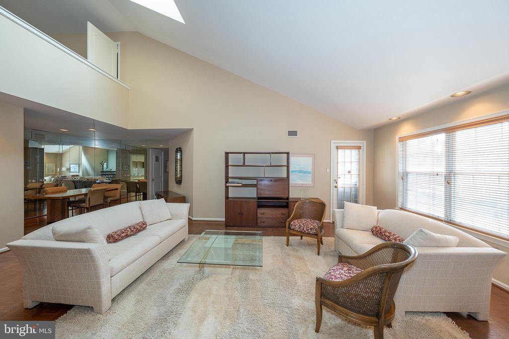 210 GLEN LANE
