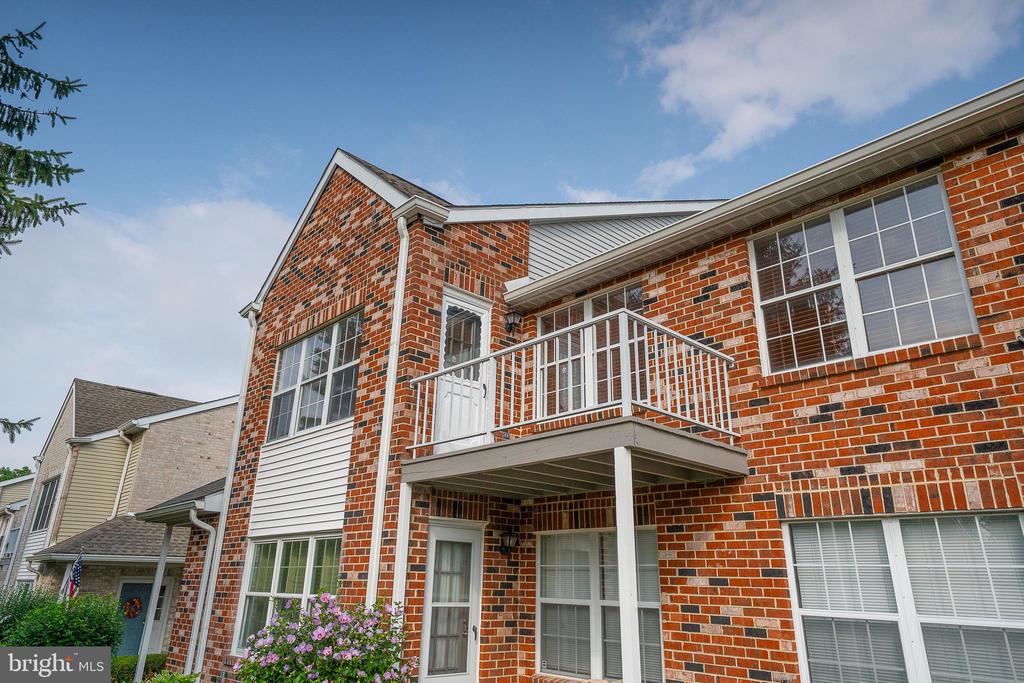 210 GLEN LANE