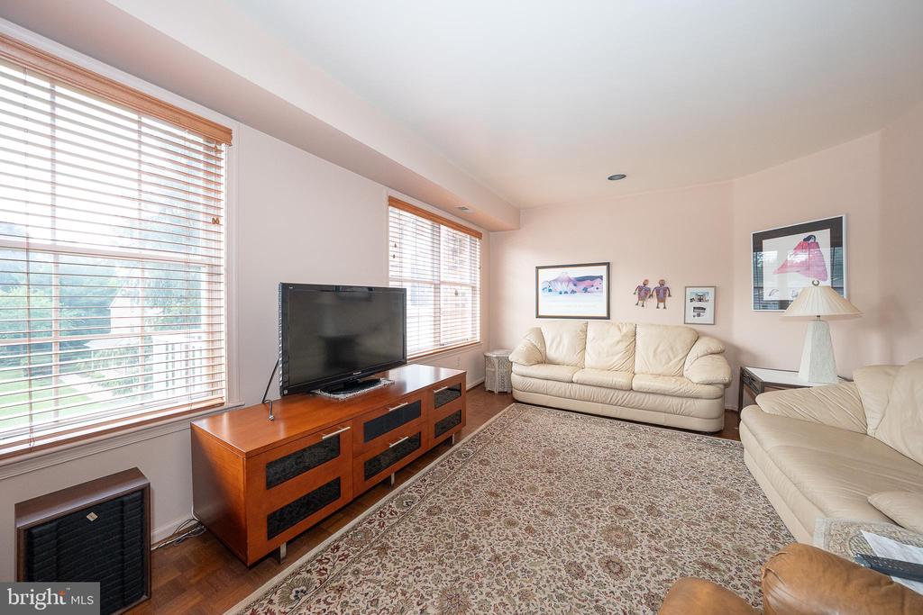 210 GLEN LANE