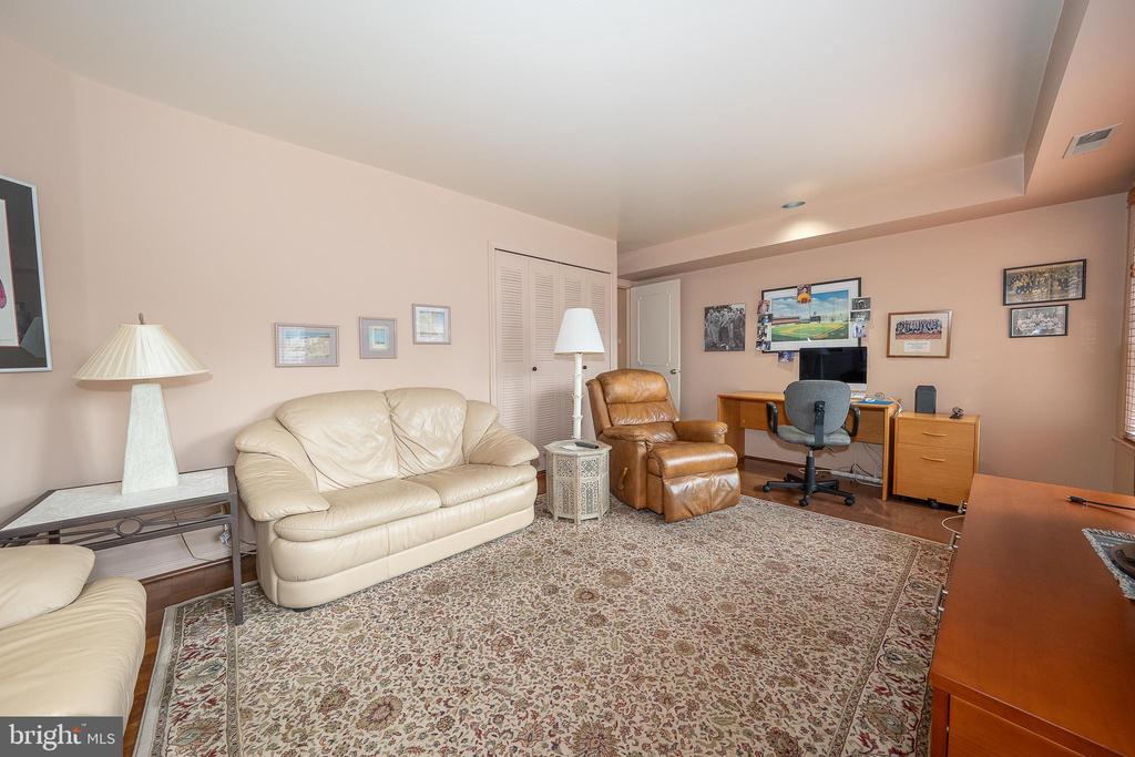 210 GLEN LANE