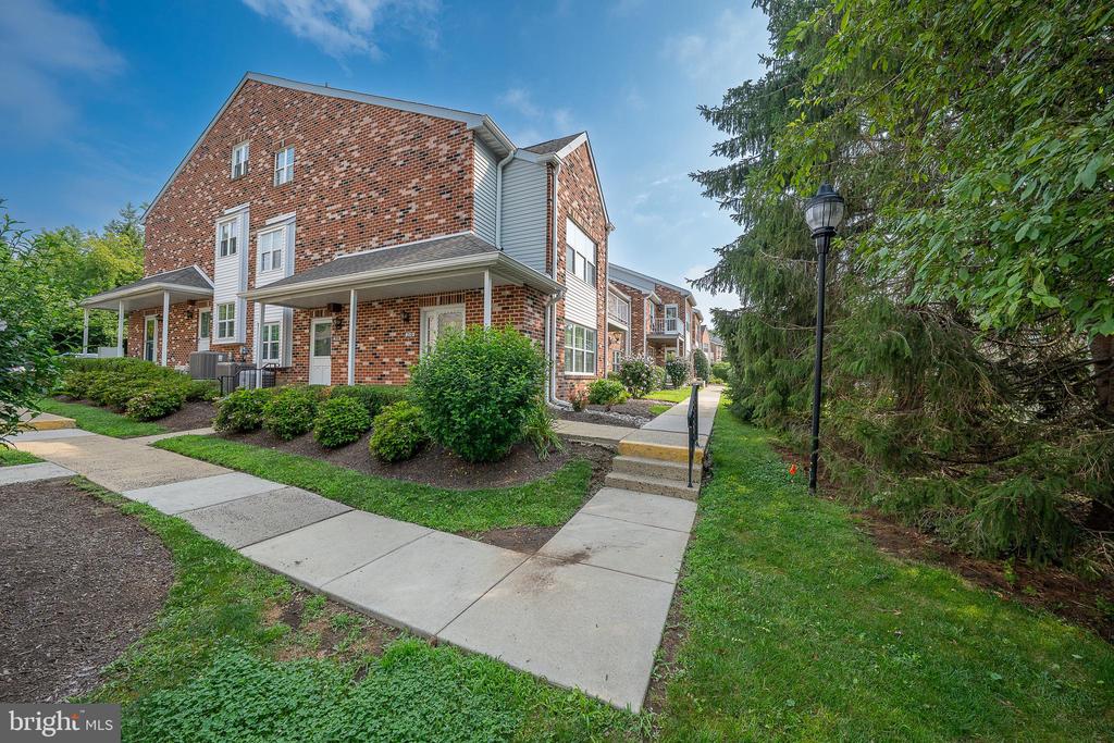210 GLEN LANE