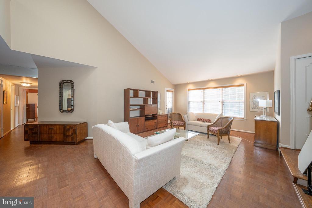 210 GLEN LANE