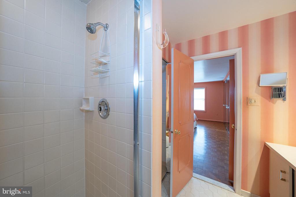 210 GLEN LANE