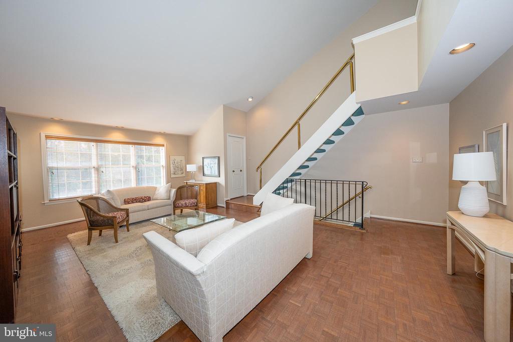 210 GLEN LANE